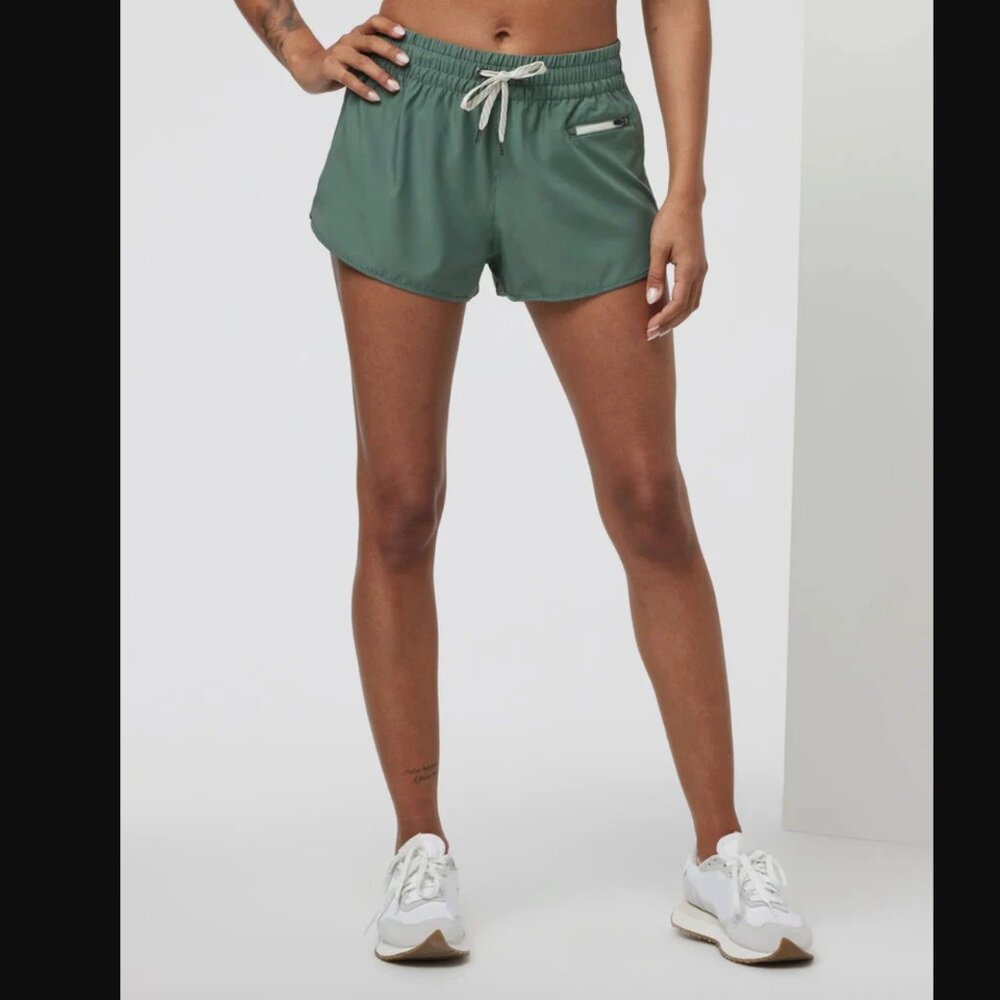Vuori Clementine 2.0 Short 2.5" in Marsh | Size S